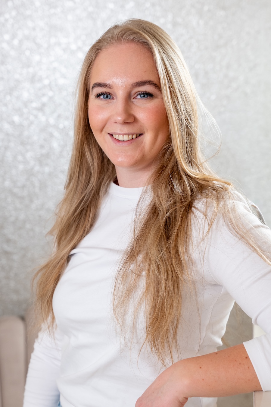 Gemma van Dijk is gespecialiseerd in acnebehandelingen en bindweefselmassage. En inmiddels al 8 jaar werkzaam bij Het Cosmedisch Ambacht, huidinstituut in Kampen