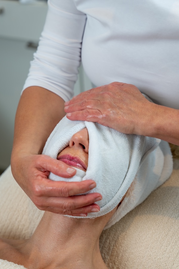 pHformula is er voor iedereen die te maken heeft met een huid die uit balans is.

Of je nu last hebt van:

acne of onzuiverheden
pigmentvlekken of zonbeschadiging
roodheid of een gevoelige huid
beginnende huidveroudering

We kijken altijd naar jouw huid en stemmen de behandeling daarop af. Geen standaard aanpak, maar maatwerk.